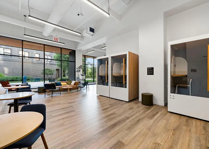 Corporate-friendly 4br Stylish & Hotel Chicago