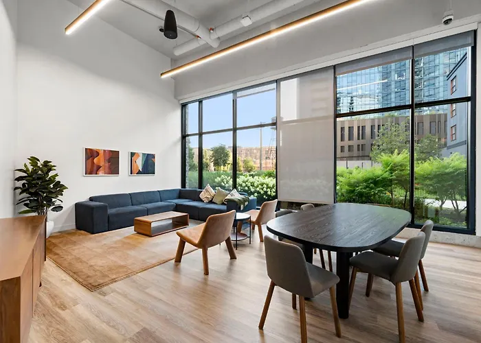 Corporate-friendly 4br Stylish & Chicago