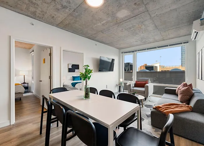Corporate-friendly 4br Stylish & Hotel Chicago