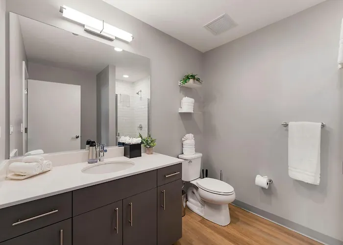 Corporate-friendly 4br Stylish & Hotel Chicago