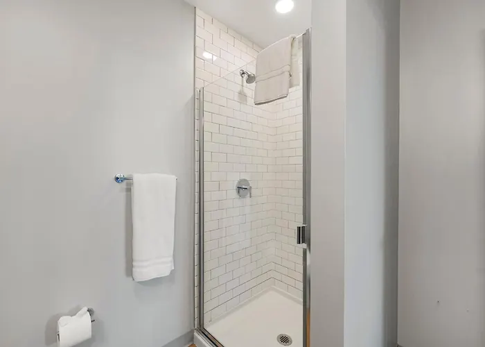 Hotel Corporate-friendly 4br Stylish & *